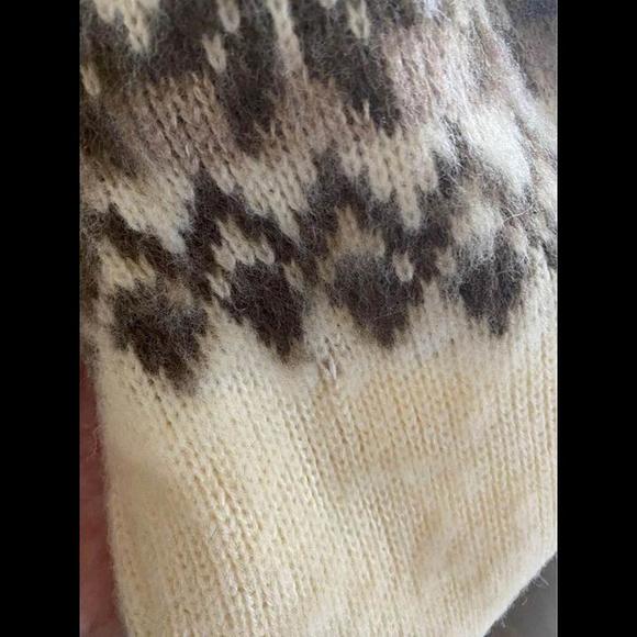 VINTAGE Thunderbird Women’s L Sweater (I would say M) in very good condition .d - Picture 4 of 5